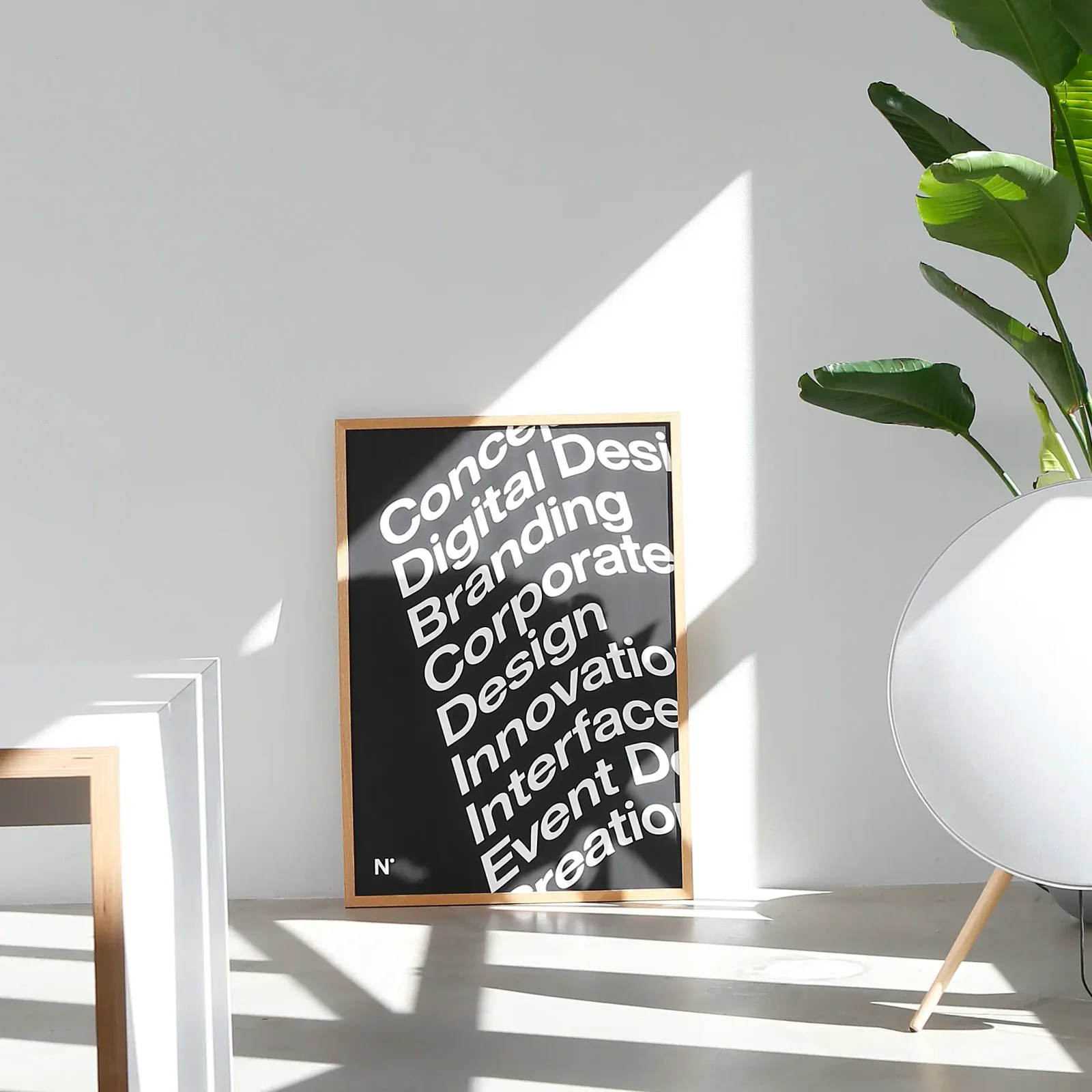 Gerahmtes Nordpunkt-Plakat im Sonnenlicht an einer Studiowand